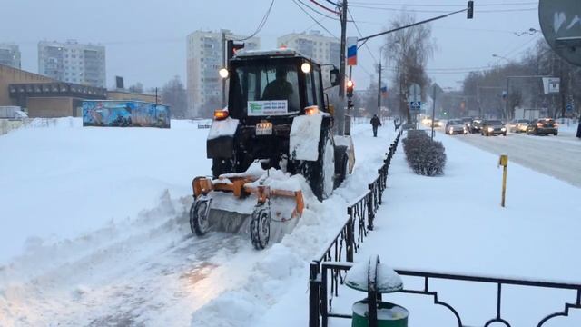 Трактор чистит от снега тротуар на Советской улице смотреть онлайн
