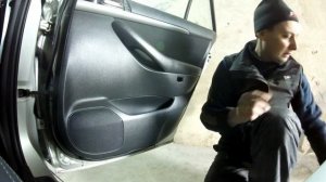 Toyota Avensis-как снять ручку двери? Как снять дверную карту?