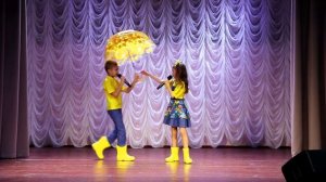 Двое под зонтиком