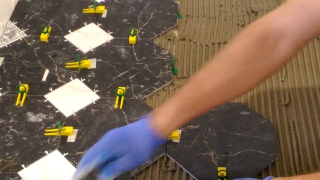 УКЛАДКА ШЕСТИГРАНОЙ ПЛИТКИ С ВСТАВКАМИ (СВП+ КРЕСТИКИ) смотреть онлайн