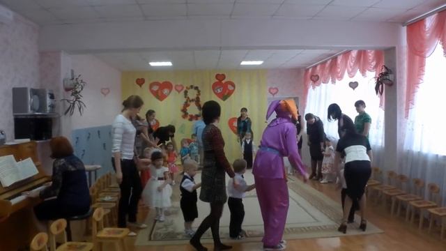 танец с мамами 1 младшая группа