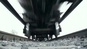 Под грузовым поездом