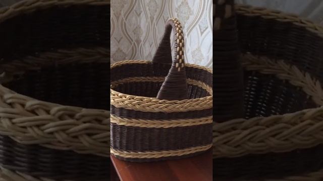 Большая корзина с ажурной загибкой из бумажных трубочек смотреть онлайн