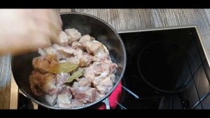 Тушеное мясо с луком.Тушеная свинина с луком.Friptura.