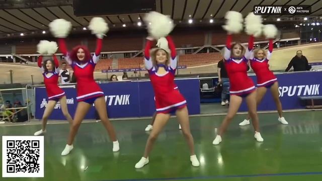Группа поддержки Lucky Demons Cheerleaders на турнире по велогонкам. Выступление черлидинг шоу