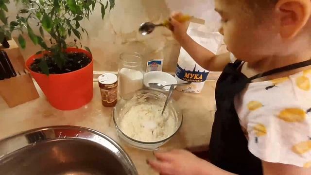Настя и папа готовят сырники. Самый вкусный завтрак. Видео для детей. смотреть онлайн
