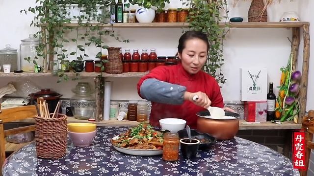 【丹霞春姐】5斤鱼块，1斤猪肉，春姐做创新菜猪肉焖鱼，俩弟弟说这也太香了 смотреть онлайн