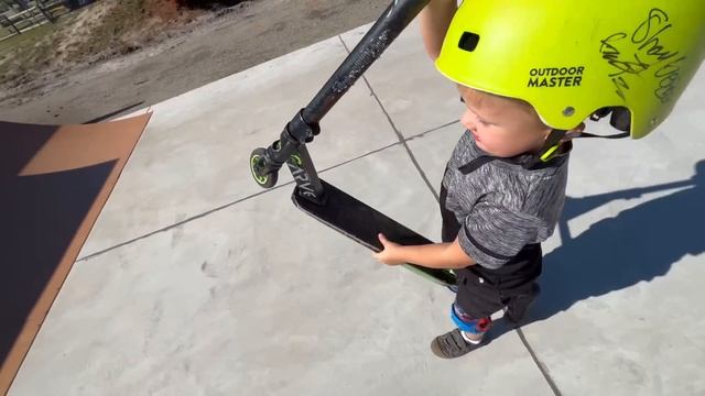AWESOME 4 YEAR OLD SCOOTER KID! смотреть онлайн