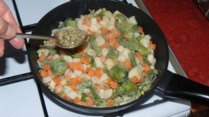 Быстро, не дорого и полезно. НЕ просто замороженные овощи на сковороде. Ммм... вкуснятина.