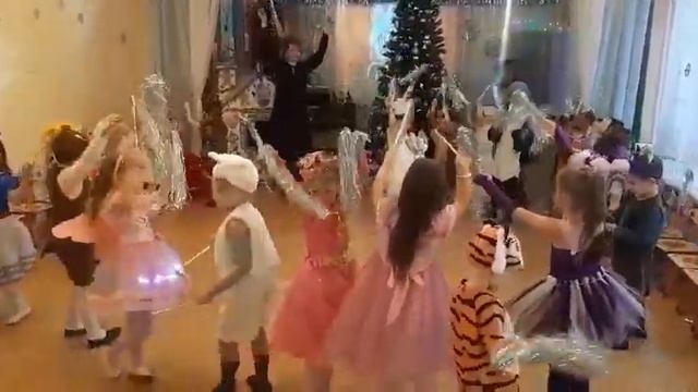Танец с султанчиками" Снежок", ср.гр., МБДОУ 65 смотреть онлайн