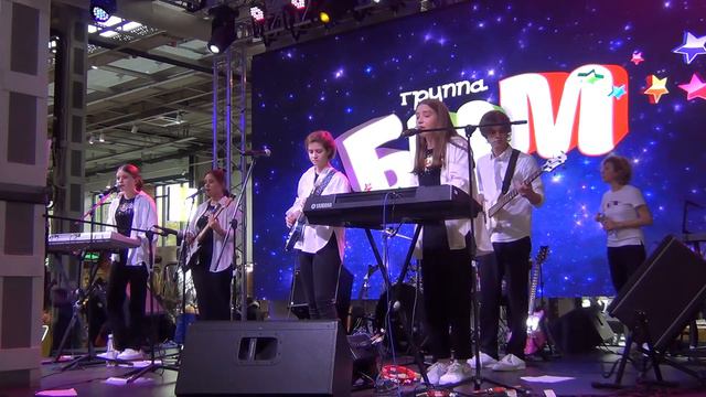 25.09.2022 Группа "БУМ". Концерт в фудмолле "Депо.Москва". смотреть онлайн