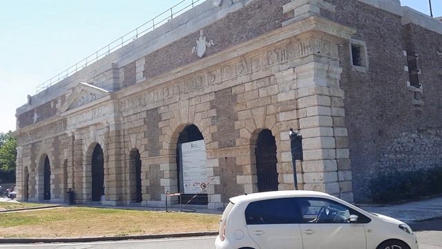 Полигональная и нормальная кладки из чистого Веронского Мрамора и плитища встретили нас в Вероне