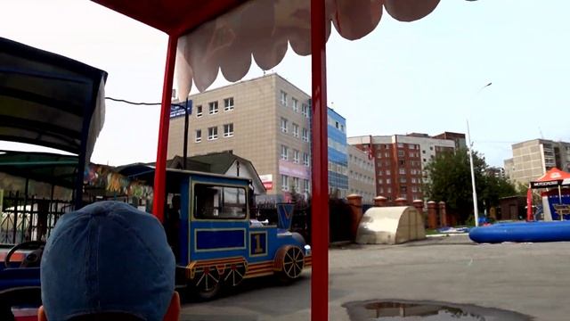 Детский парк с аттракционам: Карусели, горки и батуты видео для детей! смотреть онлайн