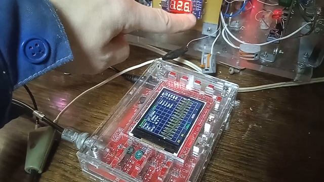 Обзор осциллографа DS0138. Простые тесты с генератором меандра до 150 кГц с рег. длит. имп. Часть 1 смотреть онлайн