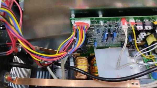 BRAIT MIG-300QD постоянно работает подача проволоки в режиме MIG.