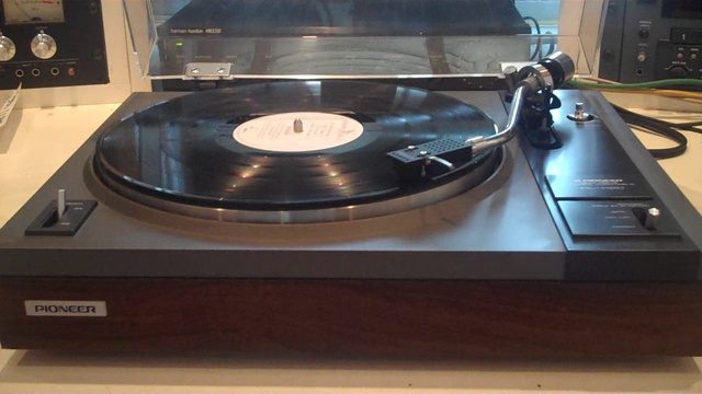 Pioneer PL-112D Belt Drive Stereo Turntable Demonstration 