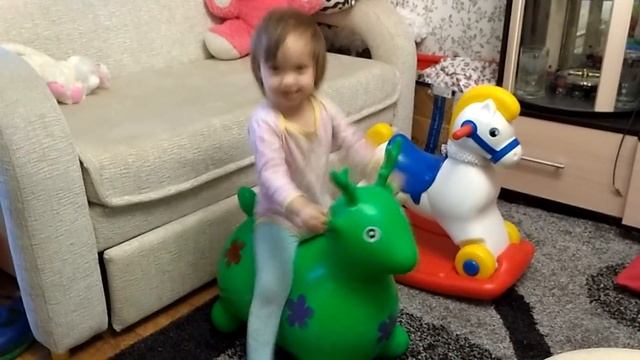 Игрушка попрыгушка. Надувной Олень. смотреть онлайн