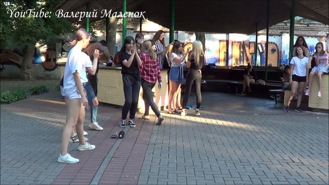 Танцевальный баттл в парке!!! смотреть онлайн