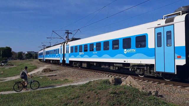 Утренняя ЭП2Д-0111 следует вдоль улицы Короленко на перегоне Евпатория-Курорт - Евпатория-Товарная. смотреть онлайн