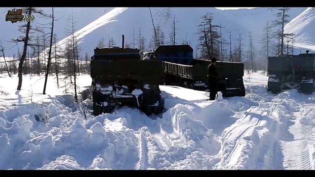 Пытается объехать в объезд через сугробы, застрявшего впереди КамАЗа. смотреть онлайн
