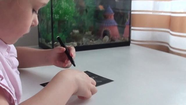 Мира рисует зайку и рассказывает про своих рыбок смотреть онлайн