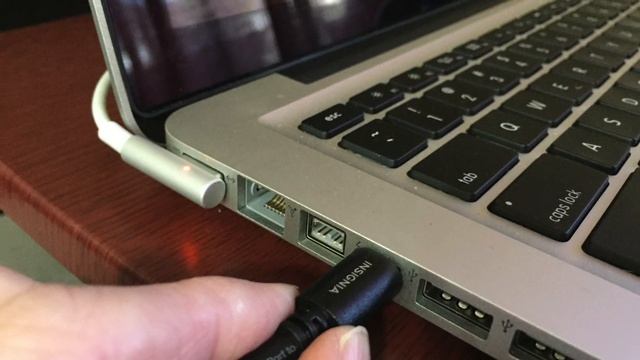Connecting HDMI TV to Macbook Pro смотреть онлайн