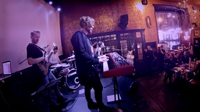 Leila & Band - Между слов (live) смотреть онлайн