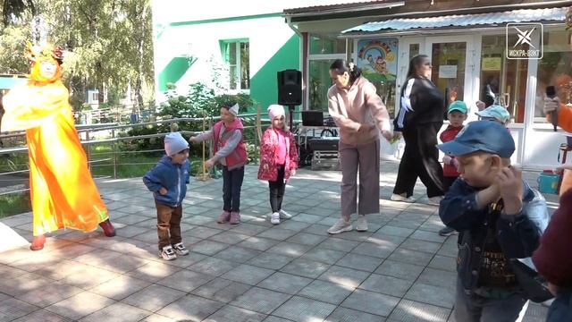 Собрали урожай и знатно повеселились на празднике «Золотая осень» дети из реабилитационного центра смотреть онлайн