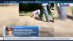 Бабушка выгуливала внучку на поводке!