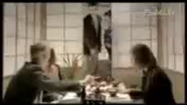 Люди убегают от вонючих туфель