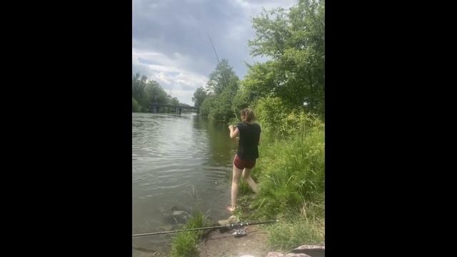 Приколы на рыбалке 2023 / Трофейная рыбалка / Браконьеры на рыбалке смотреть онлайн