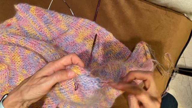 Вяжу. Свитер с V-образным вырезом из мохера. смотреть онлайн