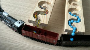 Гонка шариков марблс и погрузка их в игрушечный поезд Rail King / АСМР залипательное видео ASMR