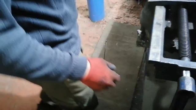 Снегоход Буран, снимаем подшипники скольжения катков с тележек. Ремонт ходовой части подвески. смотреть онлайн