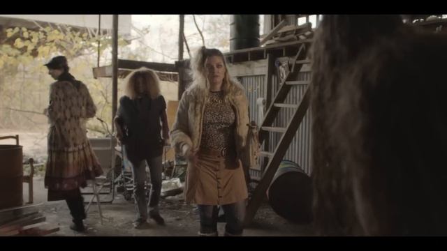 005. Девочку, выросшую в дикой природе, отправляют к священнику, чтобы он сделал ее достойной.mp4