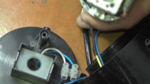 Как отодрать нож от кофемолки, если он не хочет выкручиваться