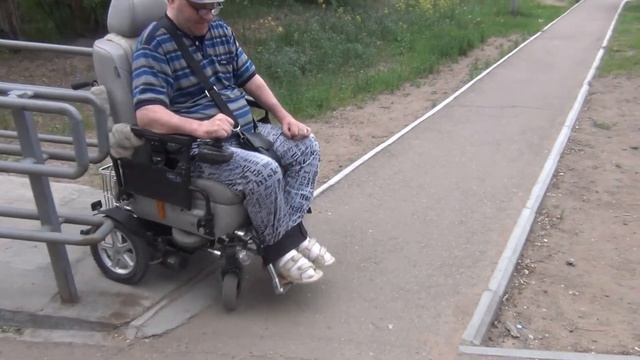 Прогулка на электроколяске смотреть онлайн