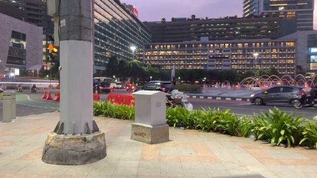 Jalan Dari Sarinah Ke Stasiun MRT Dukuh Atas - Walking Around Jakarta - 4K HDR смотреть онлайн