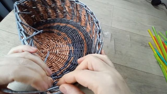 Простая загибка с бортиком из газетных трубочек. смотреть онлайн