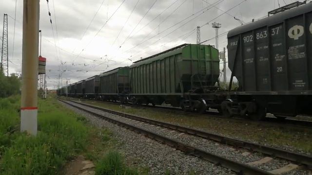 Электровоз 2ЭС5К-250,с грузовым поездом, отправляется со станции Апатиты, 16.06.22г. смотреть онлайн
