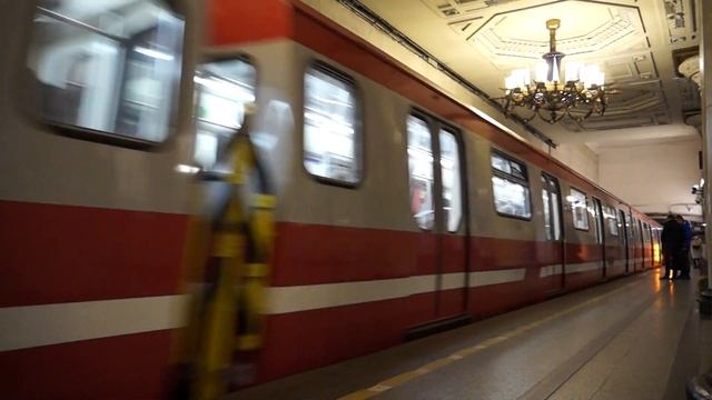 Поймал поезд «Юбилейный» красного цвета на линии №1 в метро СПб смотреть онлайн