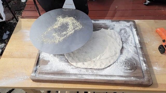 Homemade Pizza Recipe for Beginners | Masterbuilt Gravity Series 1050 | Griddle Pizza Shroud Mod смотреть онлайн