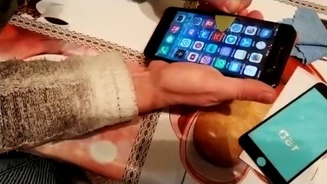 Клею защитное стекло на IPhone 7+ Plus