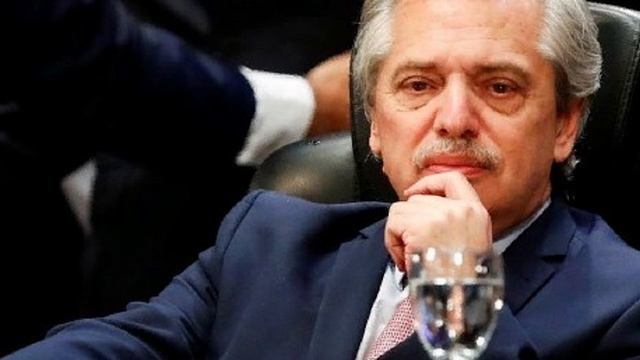 Громкий скандал! Сотрудник похоронного бюро оскорбил память покойного Марадоны: Непростительно смотреть онлайн