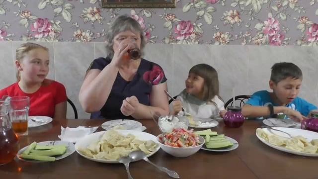 МУКБАНГ. Домашние пельмени. Огурцы. салат смотреть онлайн