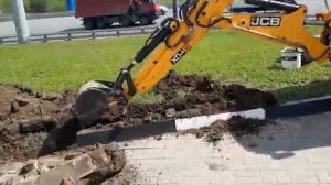 Мини экскаватор-погрузчик JCB 1CX - демонтаж бордюрного камня