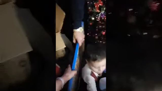 Новый 2017 год, открываем подарки, барабаны, стол со стульчиками, черепаха, машины, лошадка. смотреть онлайн