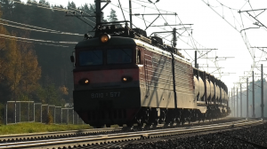 ВЛ10У-577 с грузовым поездом следует через о.п. Ушково