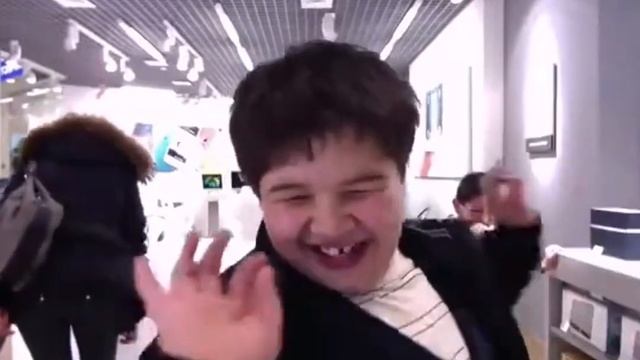 Забавный парень, кривляется перед камерой. смотреть онлайн