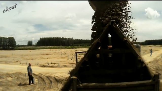 Просеивание песка с самосвалами Супер Маз. смотреть онлайн